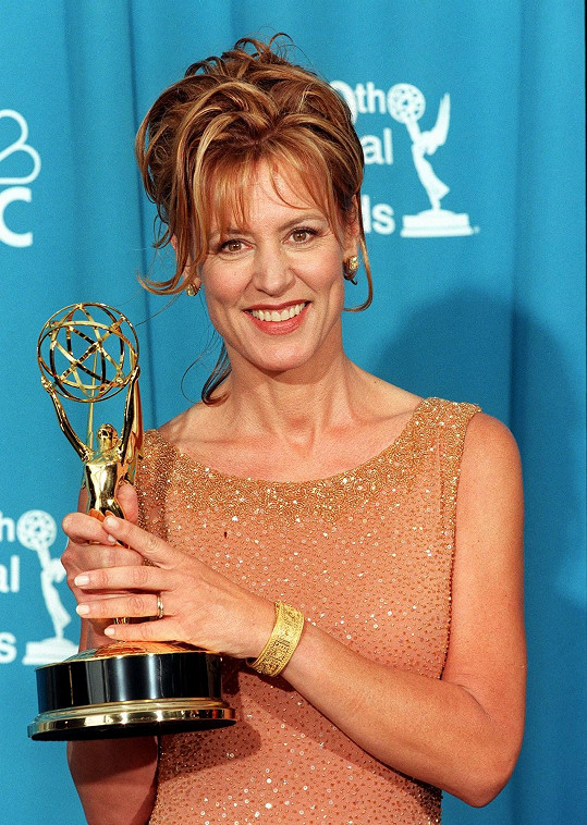 Christine Lathi si v roce 1998 odskočila na toaletu, zrovna když ji vyhlásili jako vítězku. V tom roce obdržela i cenu Emmy (na snímku). 