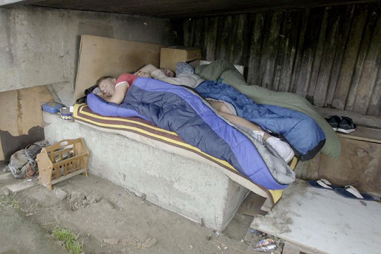 V prvním díle museli spát mezi bezdomovci.