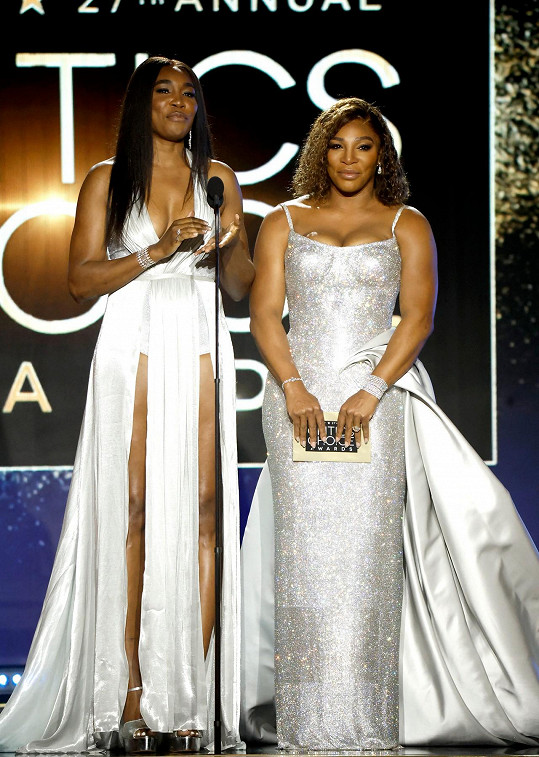 Venus a Serena Williamsovy předávaly cenu za nejlepší dramatický seriál. 
