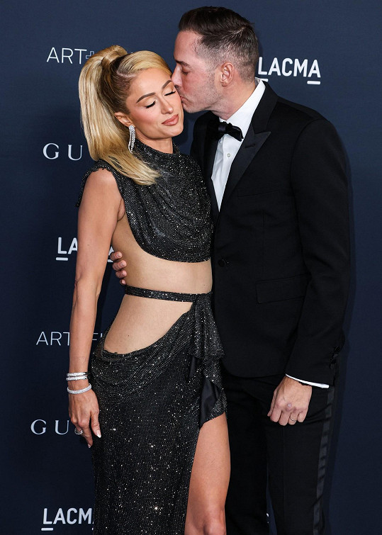 Paris Hilton s manželem mají chlapečka. 