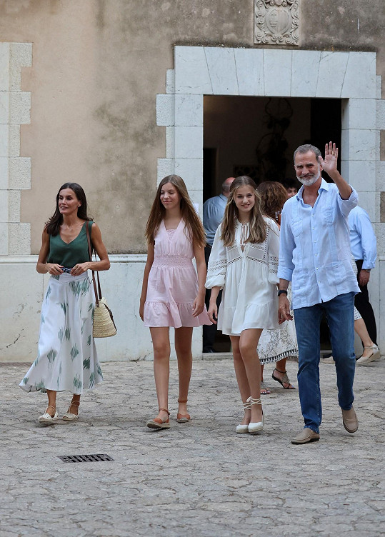 Španělská královská rodina zahájila dovolenou návštěvou Baleárských ostrovů.