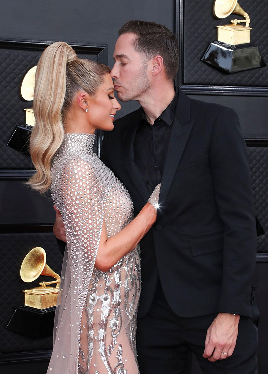 Paris Hilton se dočkala polibku od svého novomanžela Cartera Reuma.