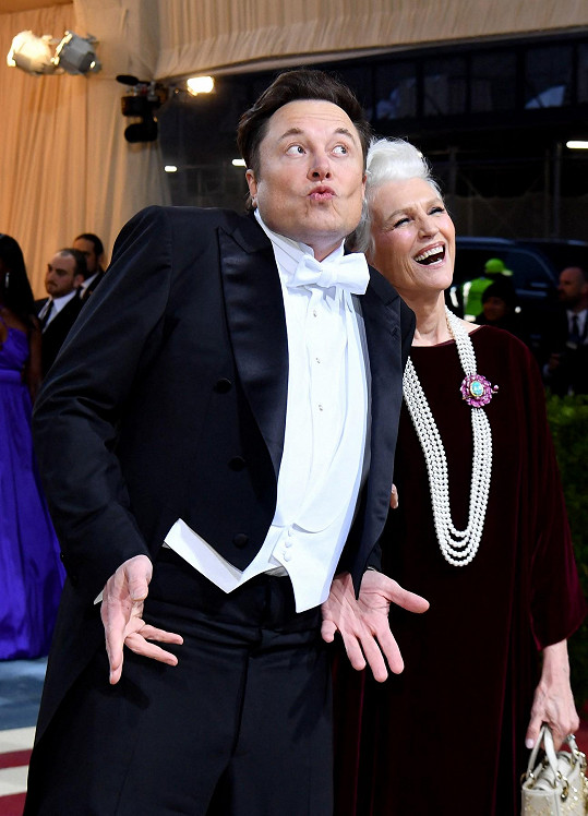 Elon Musk s maminkou Maye na plese Met Gala 2022