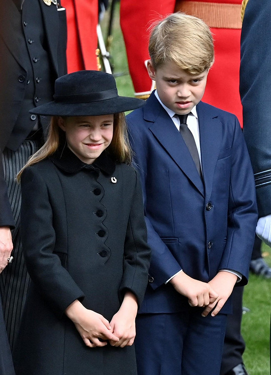 Charlotte a George byli nejmladšími ze smutečních hostů na pohřbu královny. 