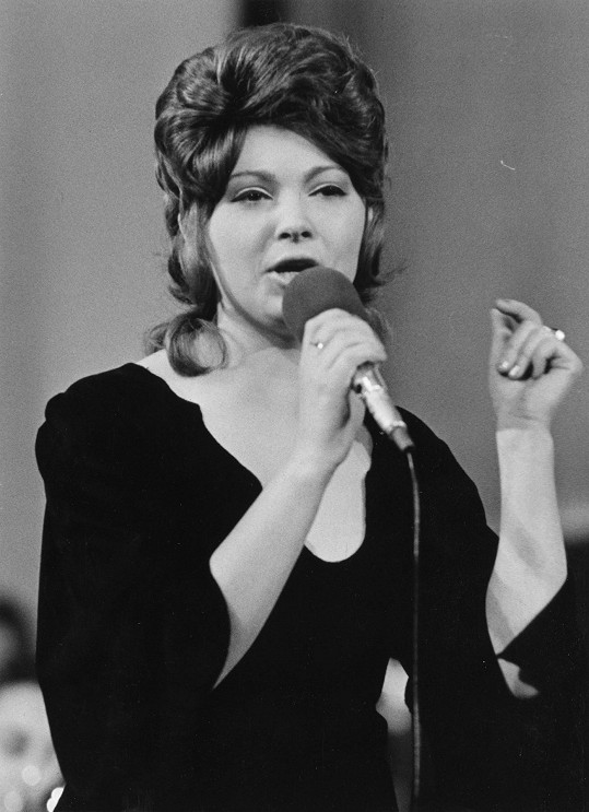 Věra Špinarová byla legendární česká zpěvačka s nezaměnitelným hlasem.