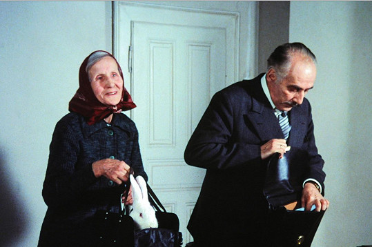 Marie Brožová a Miloš Kopecký si zahráli ve filmu Causa Králík.