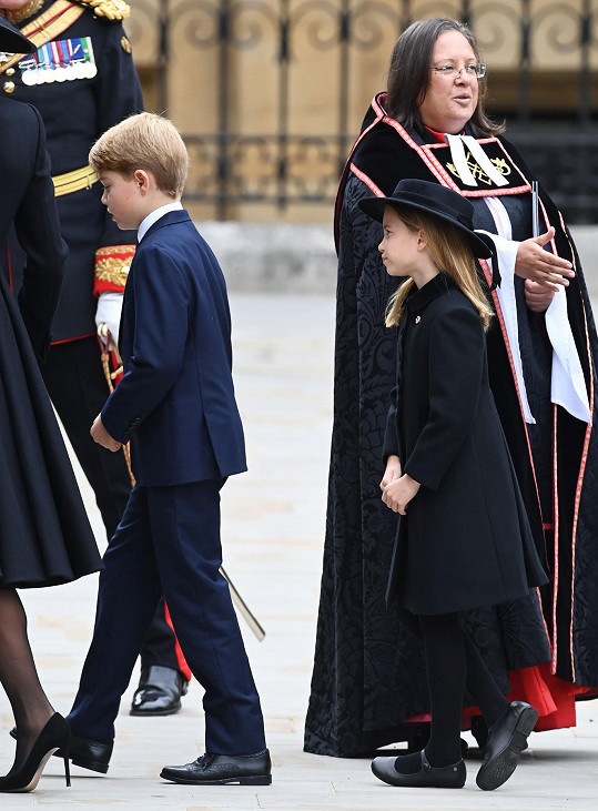 Princ George s princeznou Charlotte se přišli rozloučit s královnou.