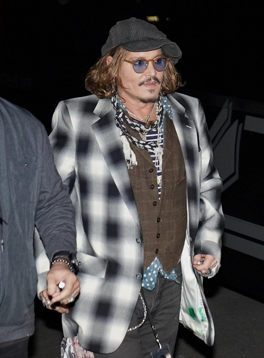 Johnny Depp se snaží celou kauzu hodit za hlavu a koncertuje v Británii. 