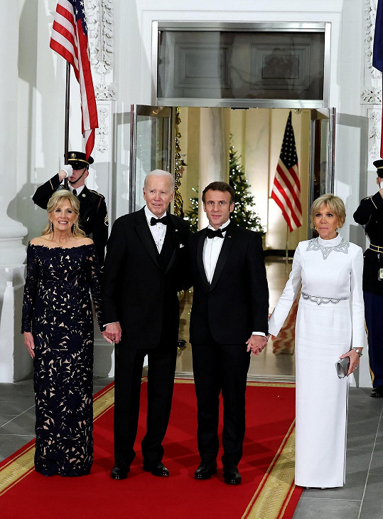 Nejváženějšími pak francouzský prezidentský pár Emmanuel Macron s manželkou Brigitte (vpravo). 