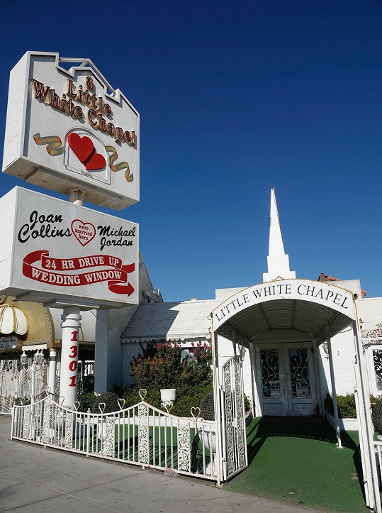 Kaple Little White Chapel v Las Vegas, kde si Jen s Benem řekli své "ano". 