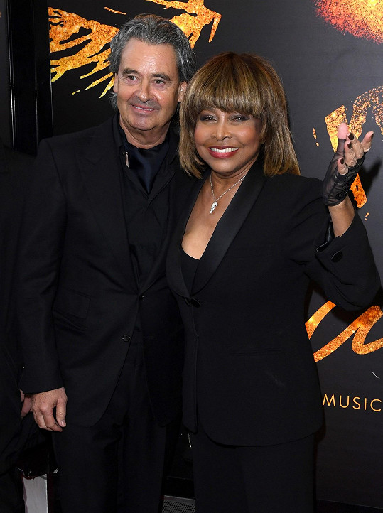 Tina Turner potkala Erwina Bacha, německého výkonného ředitele nahrávacího studia v Německu v roce 1986, kdy jí bylo 47 let. Zamilovali se do sebe téměř ihned, ovšem Tina nechala Erwina čekat 27 let, než si ho vzala. Manžel je o 16 let mladší než zpěvačka. 
