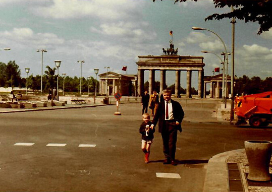 Rok 1968, v Berlíně s tátou Oldřichem. „Vystupoval tam jako artista často, jak v NDR, tak s „komplikacemi“ i v NSR."