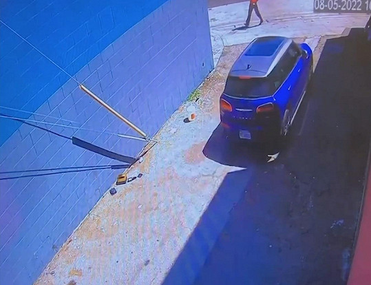 Krátce před nehodou kamery zachytily její auto, jak ve vysoké rychlosti málem srazilo chodkyni. 