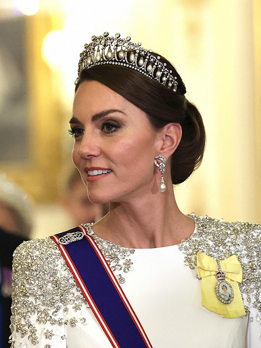 Diamantová brož (na levém rameni na šerpě) zdobila princeznu z Walesu už při druhé významné události. 
