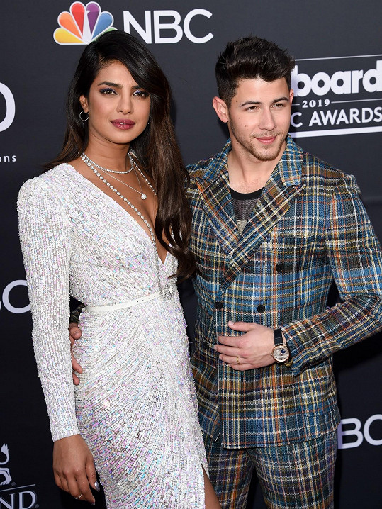 V lednu se díky náhradní matce stali rodiči také Nick Jonas a Priyanka Chopra. Porodila jim dceru. 