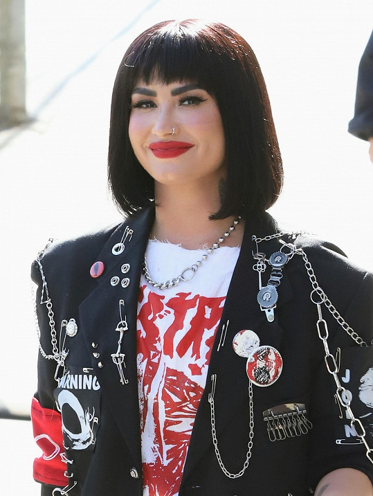 Demi Lovato jinak ráda experimentuje s make-upem i parukami. 