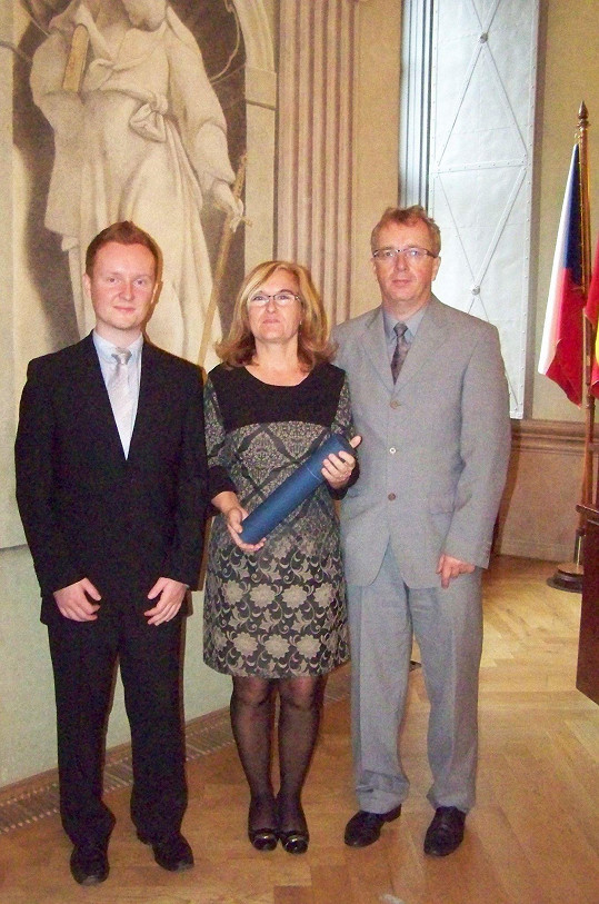 S rodiči Danou a Václavem během bakalářské promoce v roce 2015