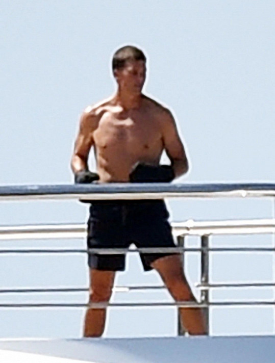 Tom si dává na jachtě pěkně do těla. 