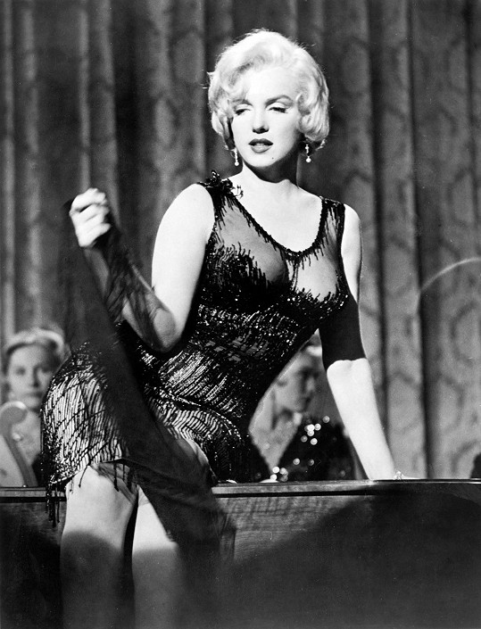 Marilyn Monroe v Někdo to rád horké pila krev svým kolegům.