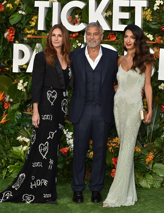 George Clooney s manželkou a hereckou kolegyní z komedie Vstupenka do ráje Julií Roberts během londýnské premiéry. 