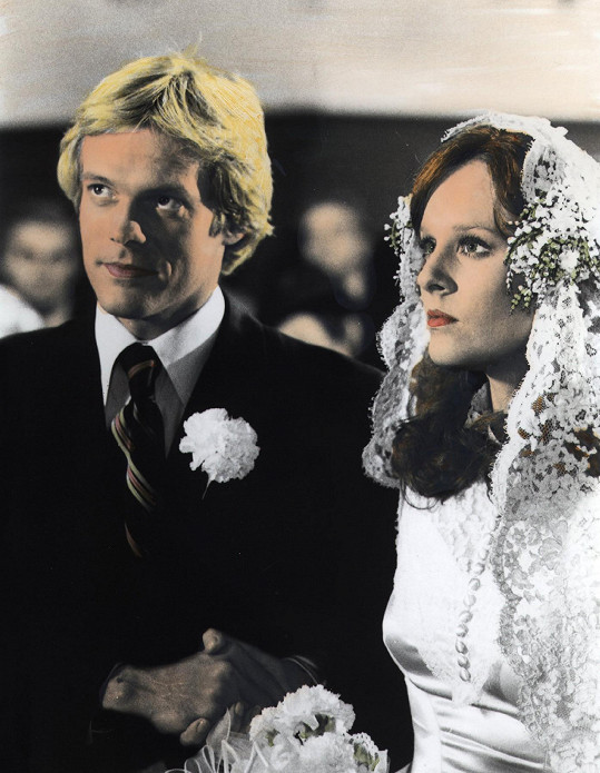 Morgan Stevens a Mary Beth McDonough ve filmu Wedding on Walton's Mountain (1982)