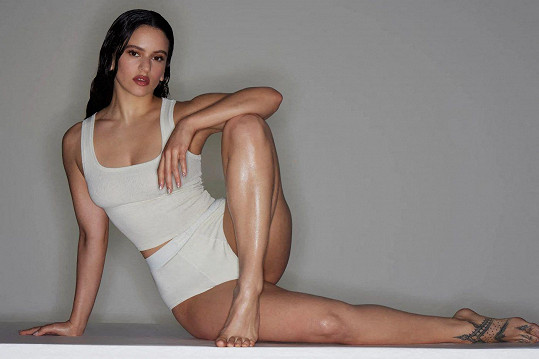 Rosalía v nejnovější kampani spodního prádla od Kim Kardashian