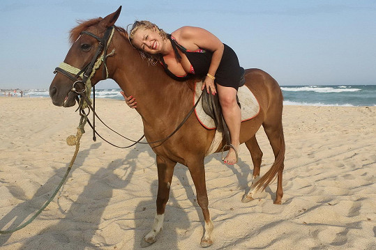 Zkusila si na pláži i jízdu na koni.