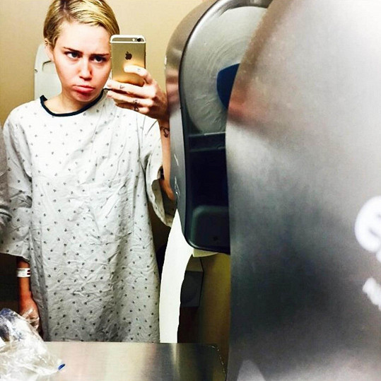 V nemocnici si udělala selfie.