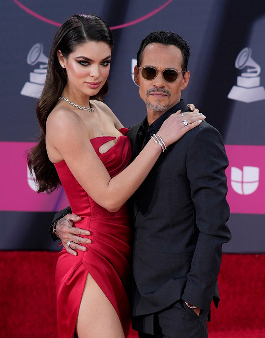 Zpěvák a modelka zářili na cenách Latin Grammy Awards.