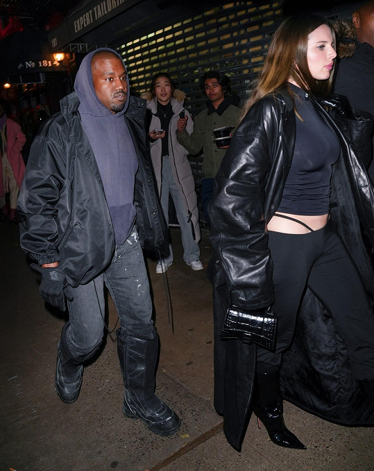Kanye West se objevuje s Julií Fox. 