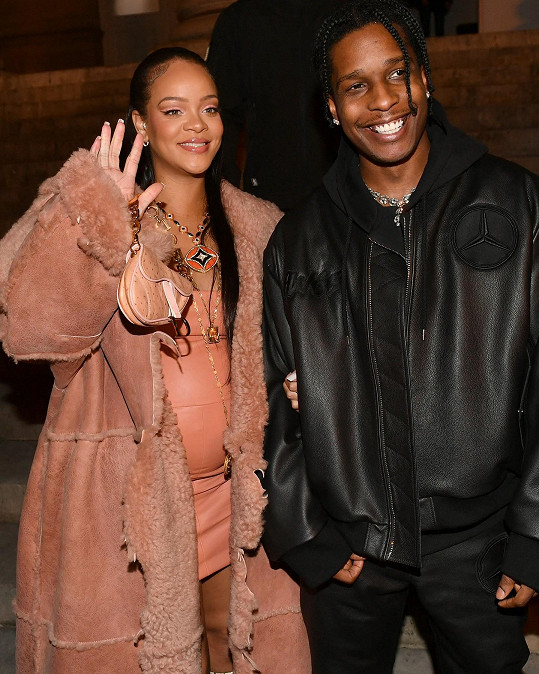 Rihanna čeká své první dítě s rapperem ASAPem Rockym.