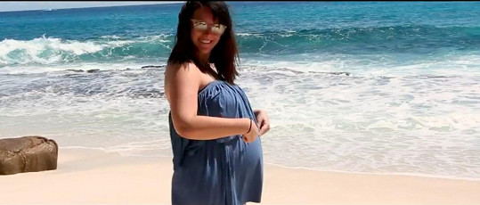 Ewa těhotenství odhalila ve svém novém videoklipu.