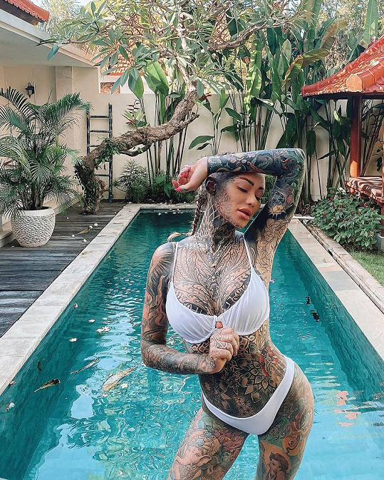 Tetování pokrývá 95 % jejího těla. 