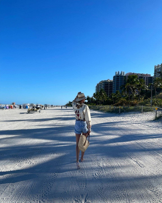 Michaela na pláži na Floridě