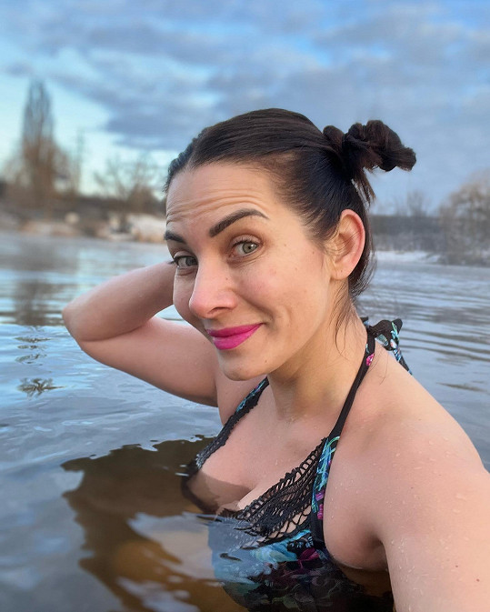 Eva Decastelo si byla zaplavat na Štěpána, kdy teploměr ukazoval -8 stupňů Celsia.