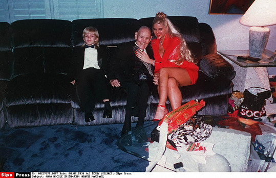Smith se svým synem a manželem J. Howardem Marshallem v roce 1994