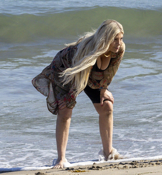 Tori Spelling vyrazila na pláž v Malibu. 
