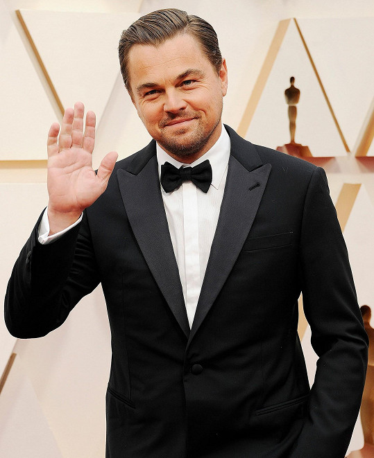 Leo DiCaprio si užívá zájmu půvabných mladých slečen...