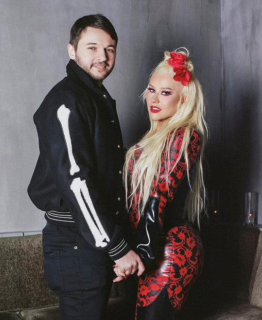 Christina Aguilera nedávno vydala španělsky zpívané album, což slavila v sexy kostýmu i se svým snoubencem Mattem. 