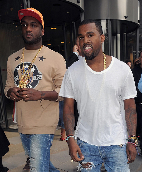 Módní návrhář Virgil Abloh na snímku se svým přítelem Kanyem Westem v roce 2013.