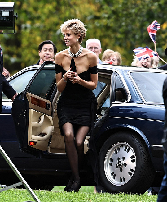 V listopadu uvede Netflix teprve 5. sérii. Na snímku Elizabeth Debicki jako princezna Diana. 