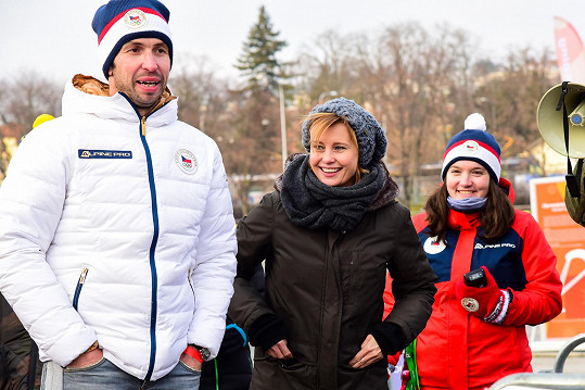 Štěpánek a Schneiderová s dětmi v olympijském parku.