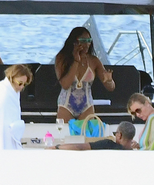 Naomi Campbell na jachtě s přáteli