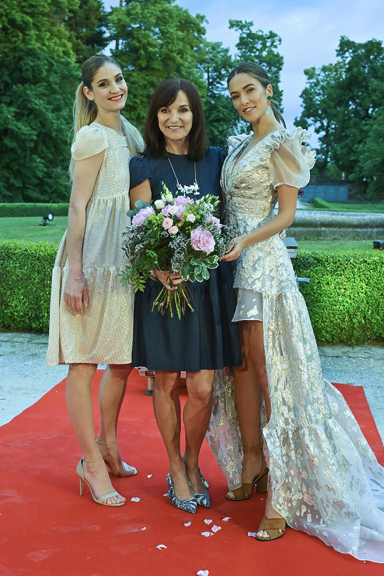 Modelky Lucie Petrišková a Andrea Bezděková (vpravo) s Beatou Rajskou
