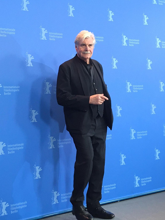 Peter Simonischek převzal na Berlinale cenu za Jiřího Menzela.