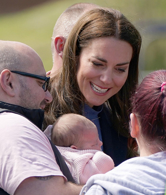 Kate se zastavila u lidí s malým miminkem. 