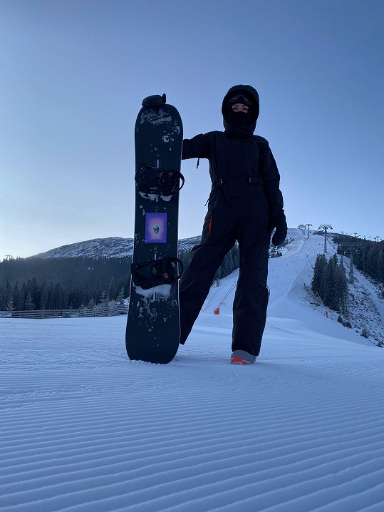Agáta jezdila na snowboardu, její kluk na lyžích.