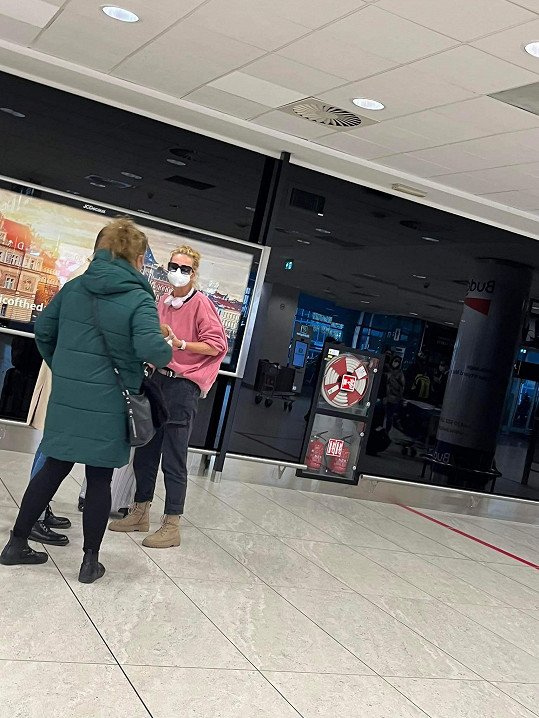 Iva Pazderková přistála krátce po třetí hodině odpoledne na letišti v Praze.