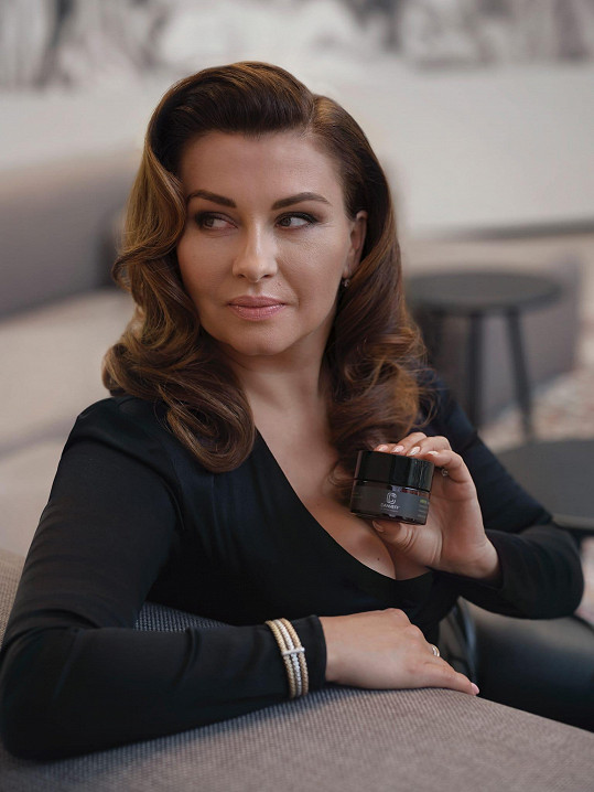 Dana Morávková v jedné ze svých nejvíce odvážných kampaní pro kosmetiku Canneff