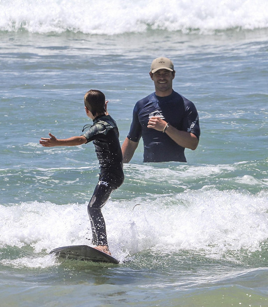 Osmiletá dvojčata Tristan a Sasha už válí na surfu pomalu stejně dobře jako jejich tatínek Chris Hemsworth. 